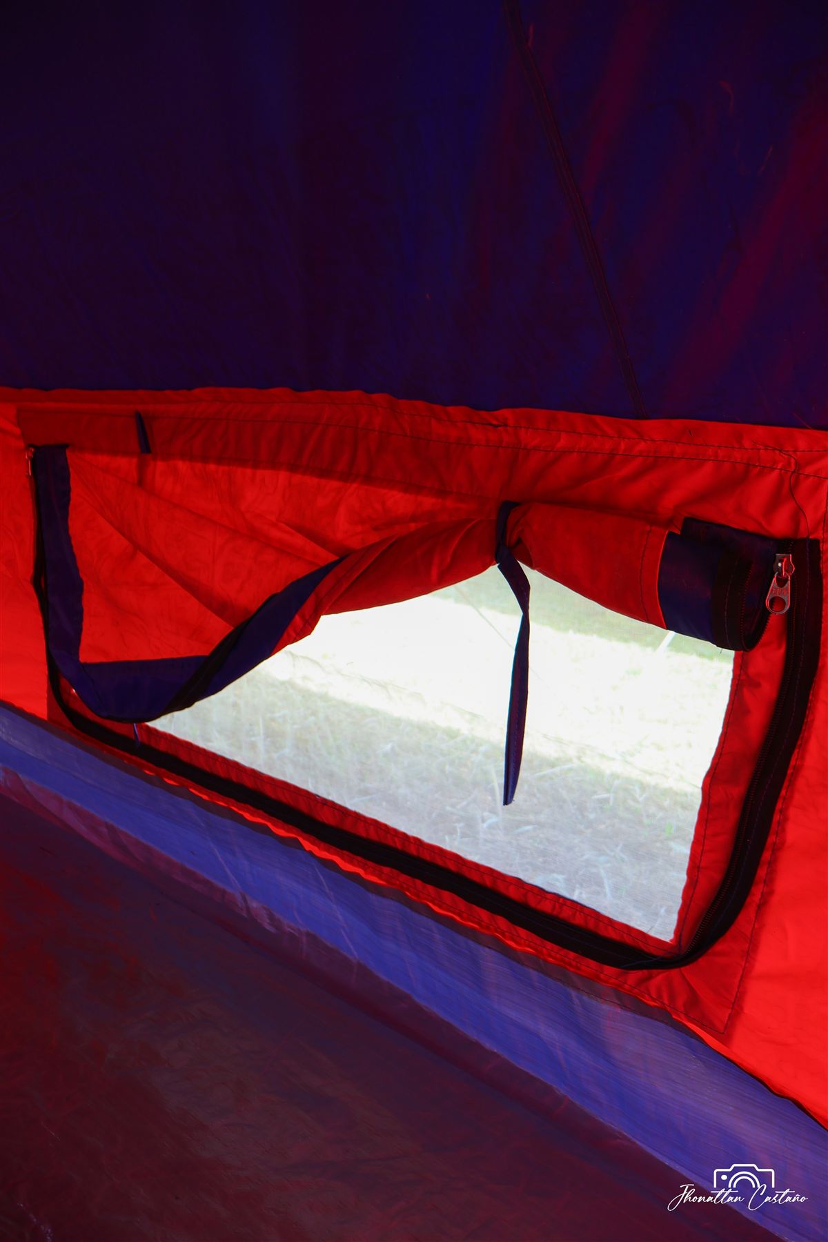 Detalle de ventana con toldillo y cremalleras de una carpa CAMCOL